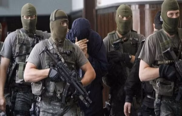 Lực lượng Hamas dùng xe ủi húc đổ hàng rào của Israel trong cuộc tấn công ngày 7/10. (Ảnh: Reuters)