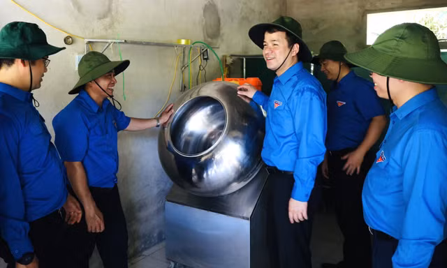 Bí thư T.Ư Đoàn Ngô Văn Cương thăm, tặng quà tại Làng thanh niên lập nghiệp biên giới Tam Hợp
