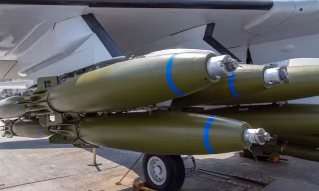 Nga cáo buộc quân đội Ukraine thả bom chùm xuống nhà máy vùng biên giới