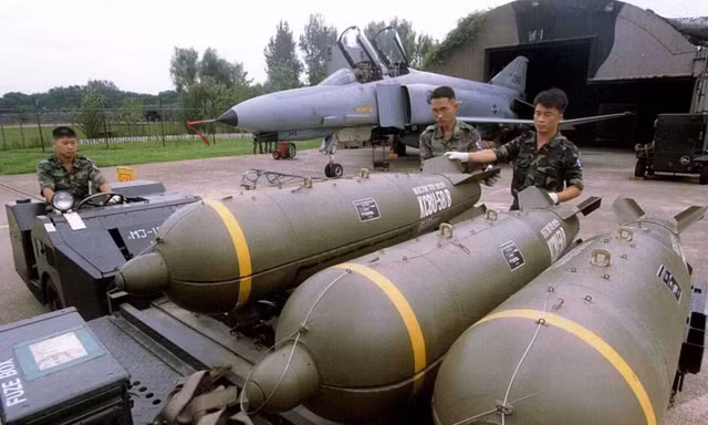 Nhà Trắng xác nhận Ukraine đã dùng đạn chùm trên chiến trường, đánh giá 'khá hiệu quả'