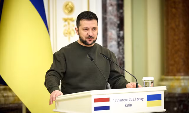 Tổng thống Ukraine Volodymir Zelensky trong cuộc họp báo chung với Thủ tướng Tây Ban Nha Pedro Sanchez ngày 23/2