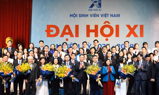 Chủ tịch nước Võ Văn Thưởng và Thường trực Ban Bí thư, Trưởng ban Tổ chức T.Ư Trương Thị Mai cùng các đại biểu tặng hoa chúc mừng Ban Chấp hành Hội SVVN khóa XI. ẢNH: NHƯ Ý