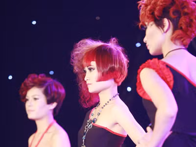 Người đẹp 'khoe' tóc trong 'đêm sắc màu giáng sinh'