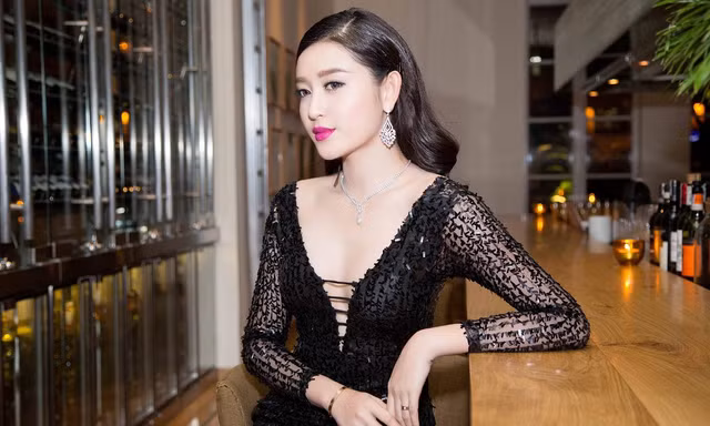 Á hậu Huyền My lộng lẫy với trang sức kim cương 2 tỷ đồng