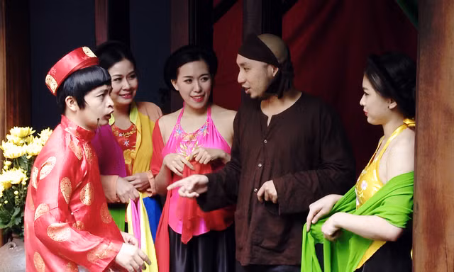 Mai Thỏ mặc áo yếm ghi hình giữa tiết trời lạnh cóng