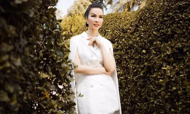 U50 Thanh Mai thanh lịch với trang phục đen trắng