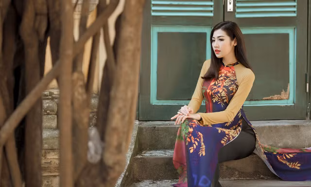 Á hậu Tú Anh khoe nét dịu dàng với áo dài dưới nắng thu
