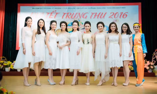 Dàn người đẹp Hoa hậu Việt Nam vui tết Trung thu với bệnh nhi