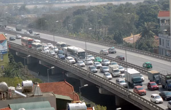 Hàng vạn người về Hà Nội, đường trên cao kẹt cứng sau Tết
