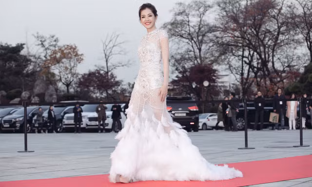 Chi Pu quyến rũ trên thảm đỏ Hàn Quốc, bất ngờ thắng giải 'Ngôi sao mới'