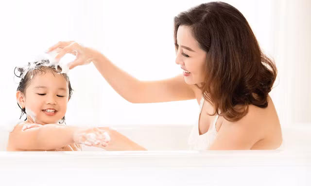 Jennifer Phạm vui đùa bên con gái xinh như thiên thần