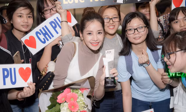 'Rừng fan' ra sân bay đón Chi Pu trở về Việt Nam