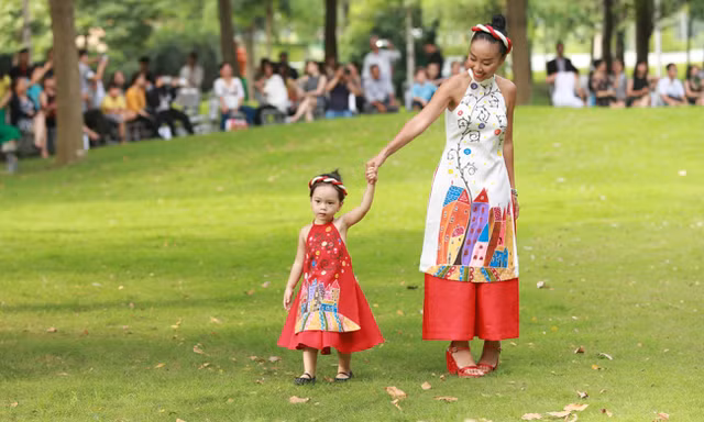 Đoan Trang cùng con gái mặc áo dài đôi diễn thời trang