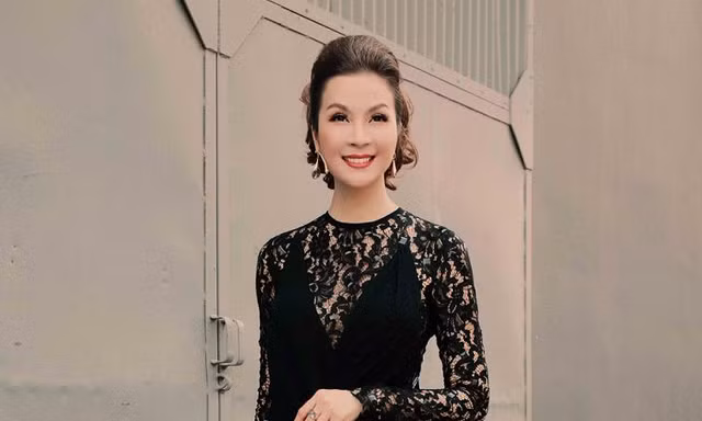 U40 Thanh Mai mặc váy xuyên thấu làm giám khảo