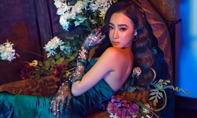 Angela Phương Trinh đẹp ma mị với phong cách cổ điển