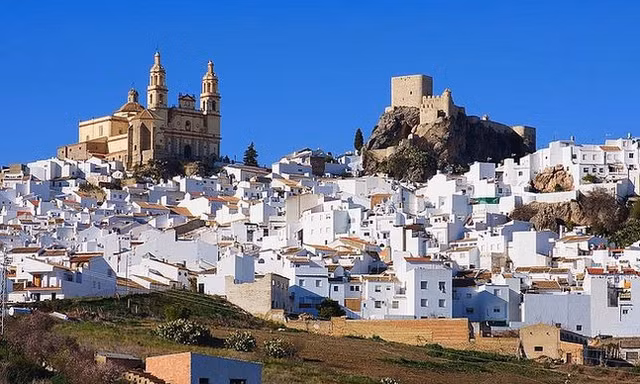 ‘Thị trấn trắng’ ở Tây Ban Nha