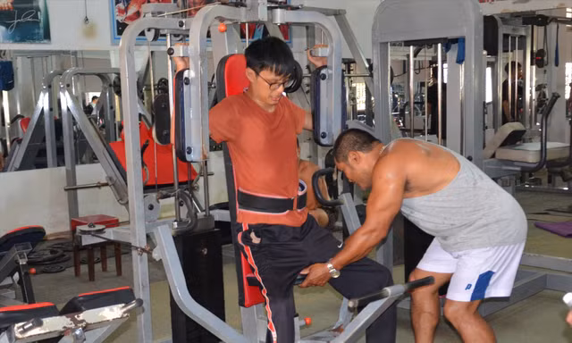 Anh Ksor Bop hướng dẫn Tài Nam tập gym