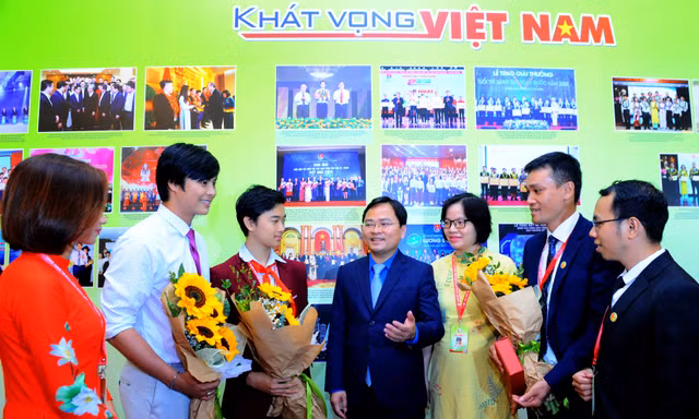 Anh Nguyễn Anh Tuấn, Ủy viên T.Ư Đảng, Bí thư thứ nhất T.Ư Đoàn, Chủ tịch Hội LHTN Việt Nam trao đổi với các gương mặt thanh niên tiêu biểu tại Đại hội Tài năng trẻ Việt Nam năm 2020. Ảnh: Xuân Tùng