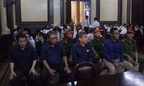 Các bị cáo tại phiên tòa phúc thẩm ngày 22/10 Ảnh: Tân Châu 
