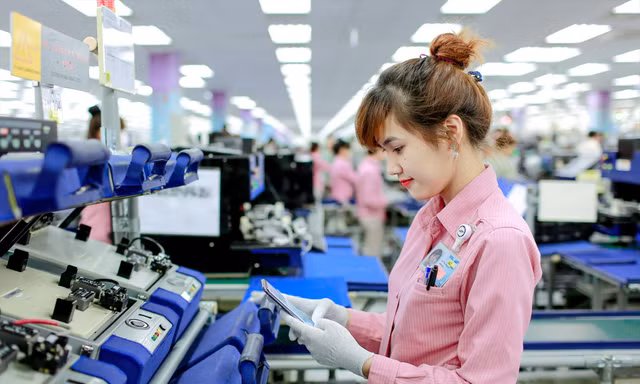 Các doanh nghiệp phản ứng mạnh với đề xuất giảm giờ làm chính thức trong tuần từ 48 giờ xuống 44 giờ/tuần của Dự thảo Bộ luật Lao động sửa đổi (Ảnh minh họa)