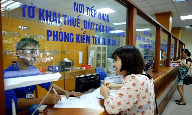 Người dân đi nộp thuế thu nhập cá nhân ở Chi cục Thuế Hà Nội. ảnh: Hồng Vĩnh 