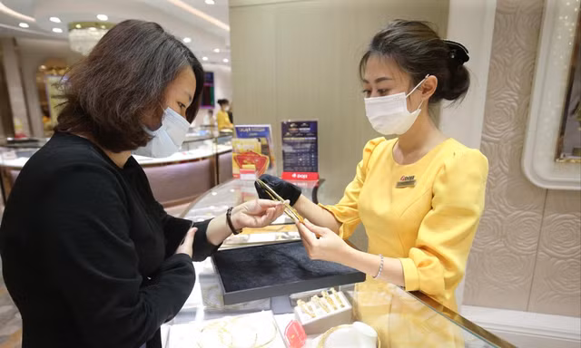 Giá vàng trong nước cao hơn giá vàng thế giới, nhà đầu tư không còn mặn mà với vàngẢnh: Như Ý