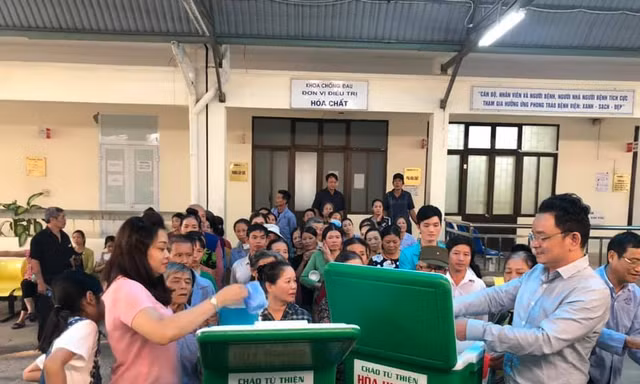 Bệnh nhân xếp hàng chờ cháo Hòa Hương 