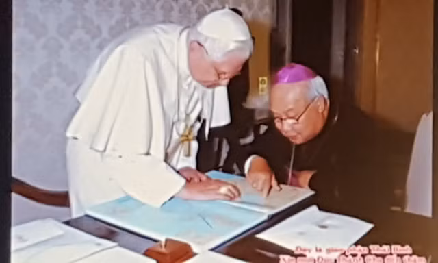 Đức Giám mục Phanxico Xavier Nguyễn Văn Sang (ngồi) và Đức Giáo hoàng