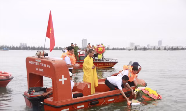 Thả hoa đăng tưởng niệm 64 liệt sĩ Gạc Ma tại cửa biển Sơn Trà - Đà Nẵng nhân kỷ niệm 30 năm hải chiến Gạc Ma. ảnh: Nguyễn Thành 