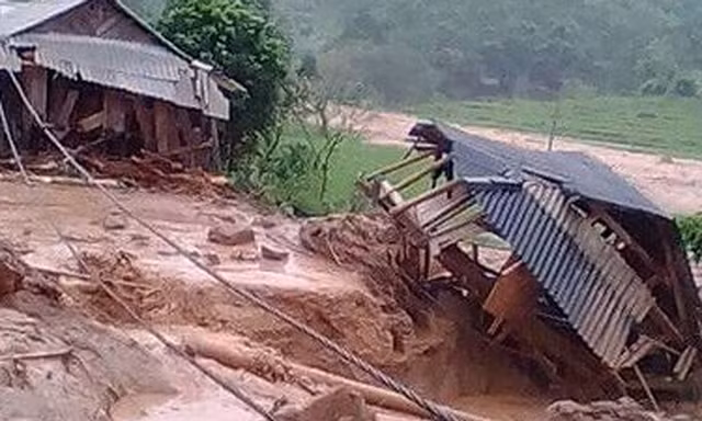 Nhiều ngôi nhà bị cuốn trôi trong trận lũ tối 2/9 ở Mường Lát, Thanh Hóa. Ảnh: Hoàng Lam