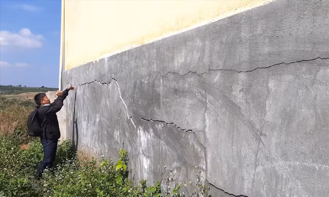 Vết nứt kéo dài ở phần móng 