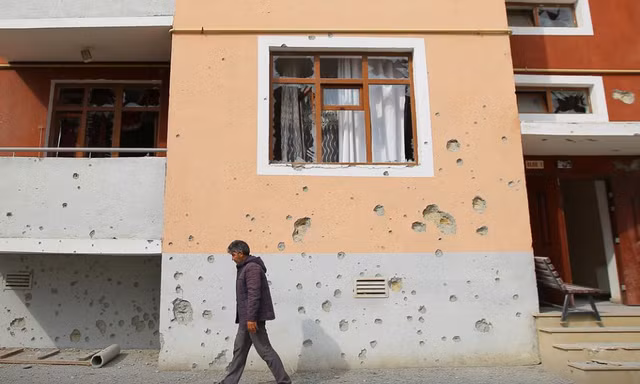 Một bức tường nhà ở vùng Nagorno-Karabakh chi chít vết đạn bắnảnh: Getty 