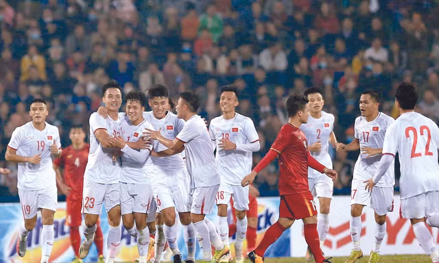Nâng cao chất lượng V-League là yêu cầu quan trọng để nâng tầm các ĐTQG. Ảnh: Anh Tú 
