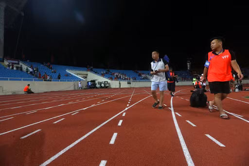 Đường pitch sân Mỹ Đình dù mới được sửa chữa, làm mới đã xuất hiện các vị trí lún, không bằng phẳng. Ảnh: CTV 