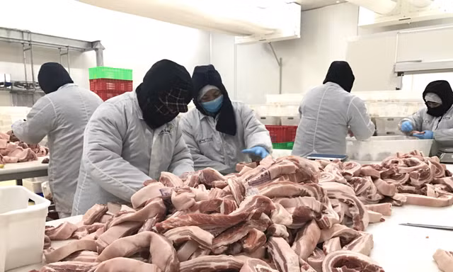 Thịt lợn qua nhiều khâu trung gian khiến người mua chịu giá cao Ảnh: Nguyễn Bằng 