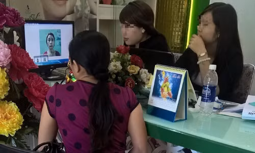  Cơ sở làm đẹp trên đường Châu Văn Liêm (Q.5) tư vấn cho khách dịch vụ xăm môi, chân mày, tiêm chất làm đầy vào mặt Ảnh: U.P