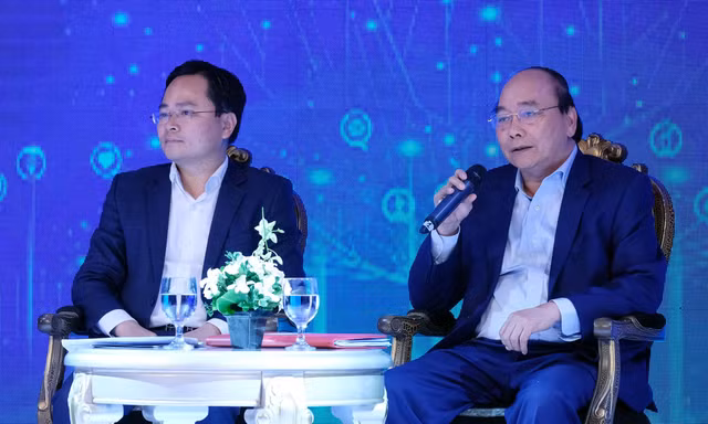 Thủ tướng Nguyễn Xuân Phúc trao đổi tại diễn đàn. Ảnh: Mạnh Thắng
