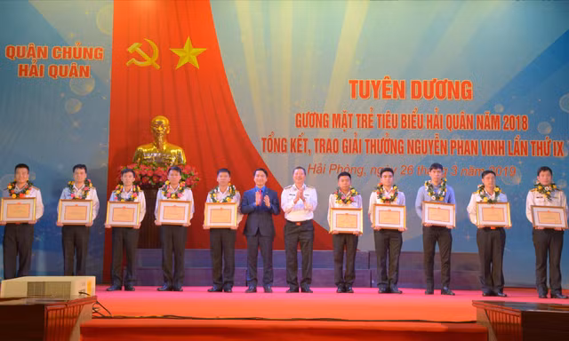Bí thư T.Ư Đoàn Nguyễn Ngọc Lương và Chuẩn Đô đốc Đặng Minh Hải, Phó Chính ủy Quân chủng Hải quân trao danh hiệu Gương mặt trẻ tiêu biểu Hải quân 2018 cho 10 cá nhân xuất sắc Ảnh: N.S 