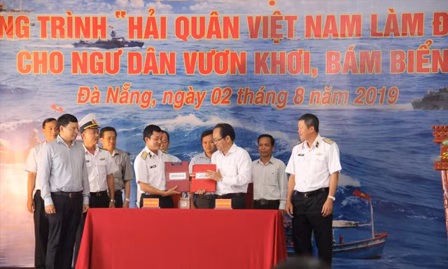Đại diện các sở NN&PTNT ký kết đồng hành cùng ngư dân - Ảnh: Thanh Trần 
