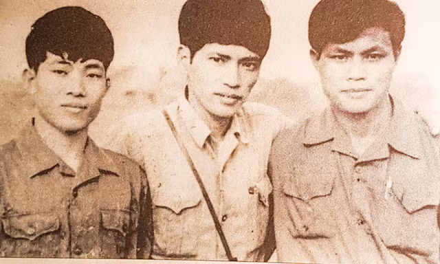 Nhóm phóng viên chiến trường. Từ trái qua: Phạm Nhật Nam, Thanh Phàn, Phạm Quang Nghị 