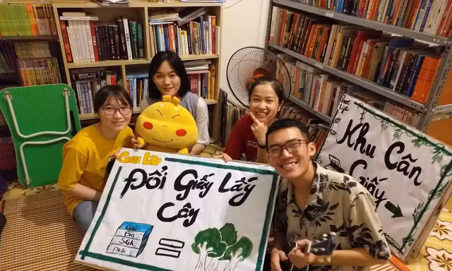 Độc giả đến đọc sách còn được hưởng không khí vui vẻ. Hoàng Quí Bình- người cầm đàn 