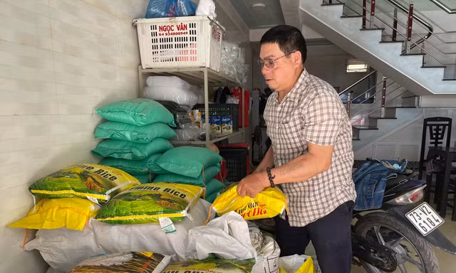 Gia đình ông Thống giờ bán thêm gạo với hi vọng trả được món nợ bị lừa