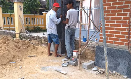 Hoạt động xây dựng dân dụng tại huyện miền núi Nam Đông (TT-Huế) vào mùa khô 2018 gặp rất nhiều khó khăn do nguồn cát sỏi trở nên khan hiếm bất thường