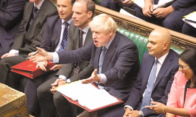 Thủ tướng Anh Boris Johnson (giữa) phản ứng với lãnh đảo Công đảng đối lập Jeremy Corbyn trong phiên trả lời chất vấn các nghị sĩảnh: CNN 