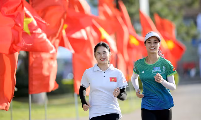 Những bóng hồng làm nóng đường chạy Tiền Phong Marathon 2021