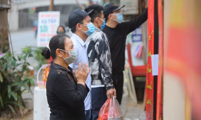 Đền chùa đóng cửa, người dân Hà Nội đứng ngoài vái vọng ngày rằm tháng Giêng