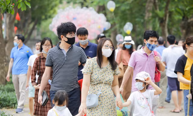 Người dân Hà Nội đổ xô ra hồ Gươm vui chơi, tháo khẩu trang chụp ảnh