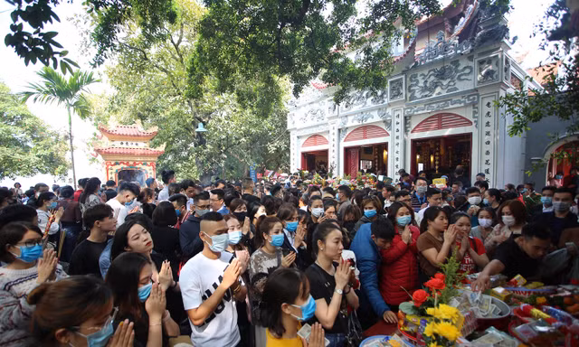 Người dân Thủ đô chen chân đi lễ Phủ Tây Hồ ngày đầu tháng 11 âm lịch