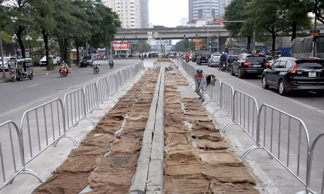 Rào chắn thi công hầm chui Lê Văn Lương tại nút giao 10 làn xe