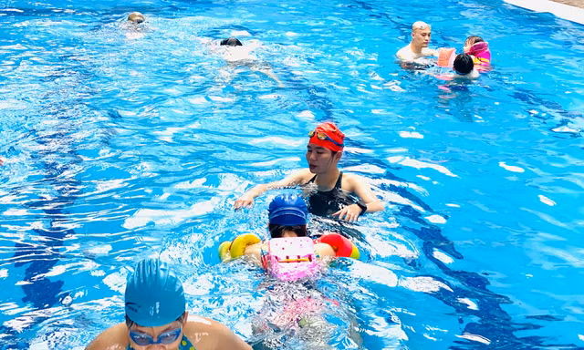 Người dân đến bể bơi giải nhiệt khi trời Hà Nội 'đỏng đảnh' hết mưa lại nắng